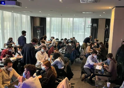 Asistentes al V Curso de patología básica traumática de mano y codo para residentes haciendo prácticas