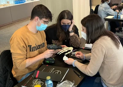 Asistentes al V Curso de patología básica traumática de mano y codo para residentes haciendo prácticas