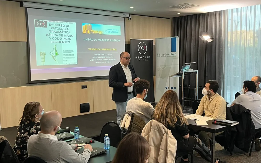 Dr. David Cecilia impartiendo clase el Curso de patología básica traumática de mano y codo para residentes