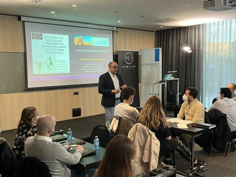 Dr. David Cecilia impartiendo clase el Curso de patología básica traumática de mano y codo para residentes