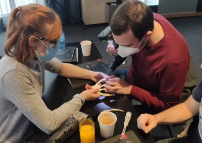 Asistentes al V Curso de patología básica traumática de mano y codo para residentes haciendo prácticas
