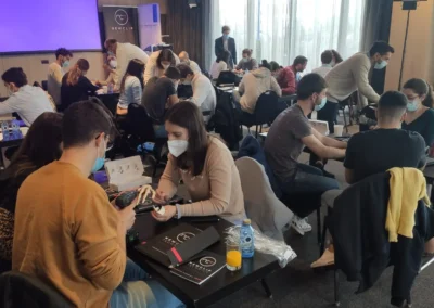 Asistentes al V Curso de patología básica traumática de mano y codo para residentes haciendo prácticas