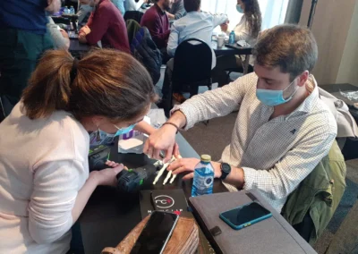 Asistentes al V Curso de patología básica traumática de mano y codo para residentes haciendo prácticas