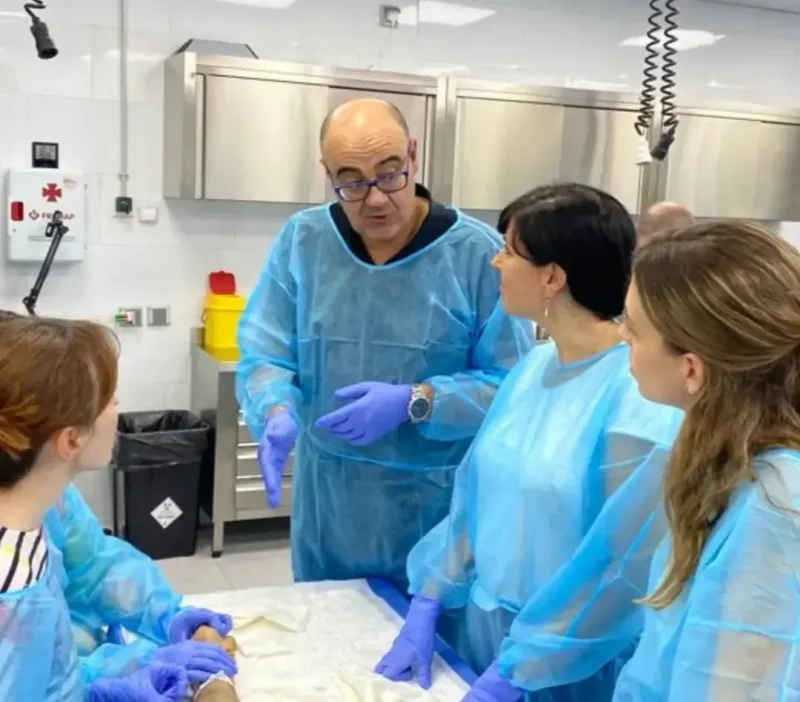 Dr. David Cecilia en III Edición Curso Avanzado De Cirugía De Mano Y Codo En Cadáver.