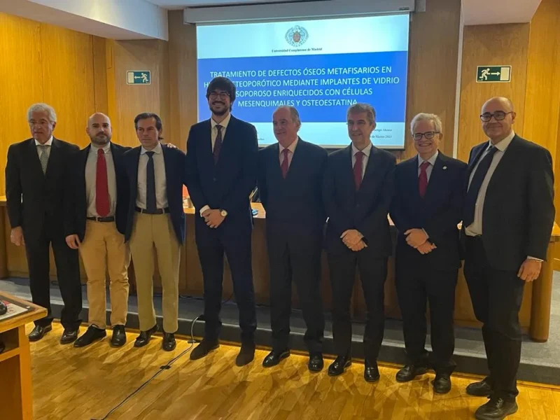 Tribunal, Directores y Doctorando en foto de grupo