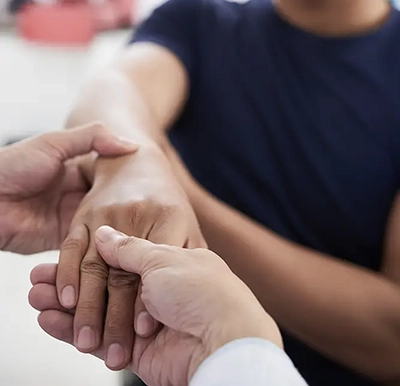 Paciente con dolor en la muñeca acude a revisión con el traumatólogo