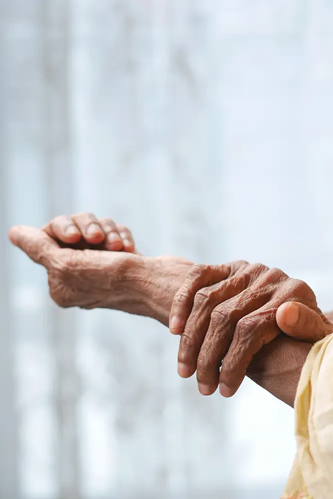 brazos de persona con dolor que irradia de la muñeca al brazo
