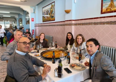 Dr. David Cecilia en un descanso con compañeros