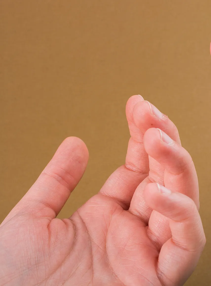 Mano con varios dedos flexionados con chasquidos de apertura