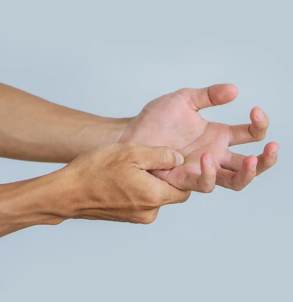 mano masculina con dedo encogido