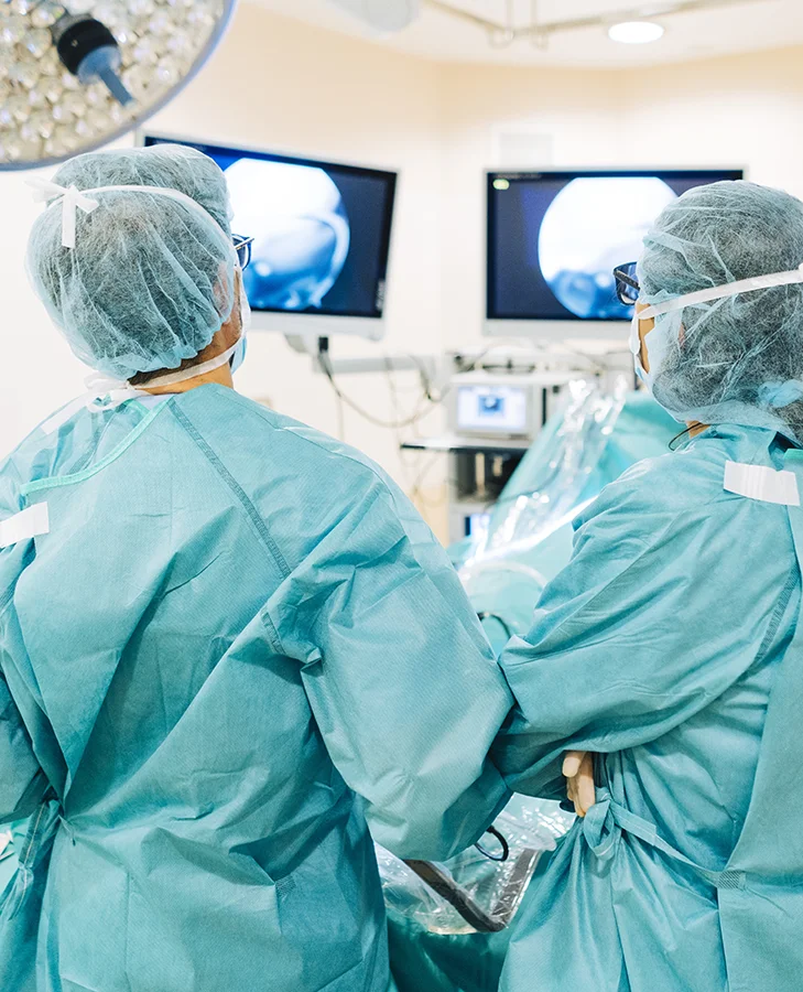 Cirujanos en operación por atroscopia