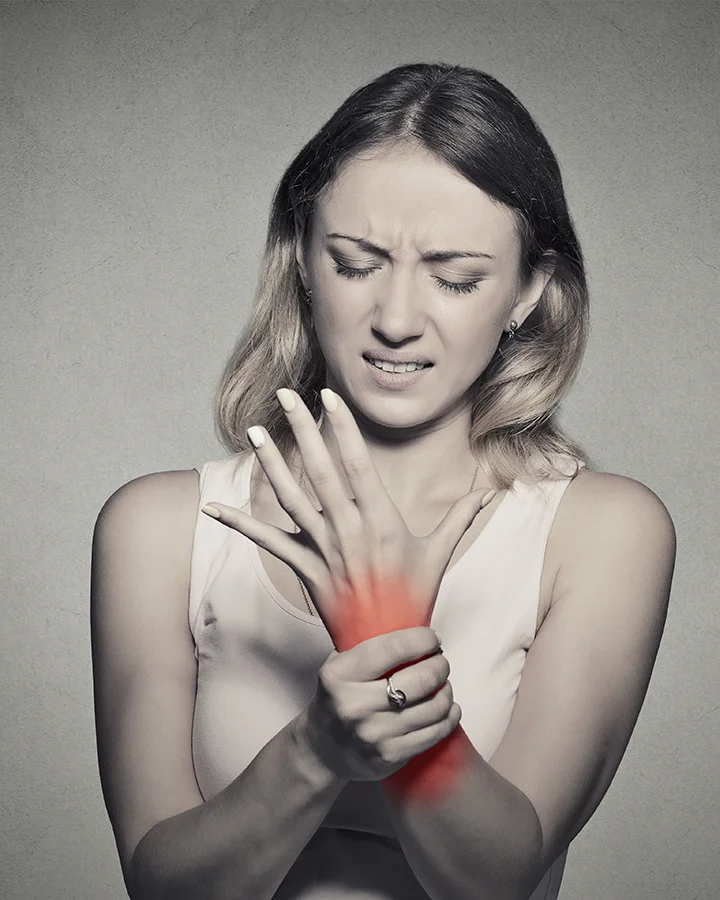 Mujer que se queja de dolor en la muñeca derecha